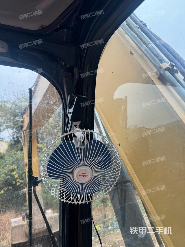 行走控制手柄和踏板?俯拍（駕駛室部分）