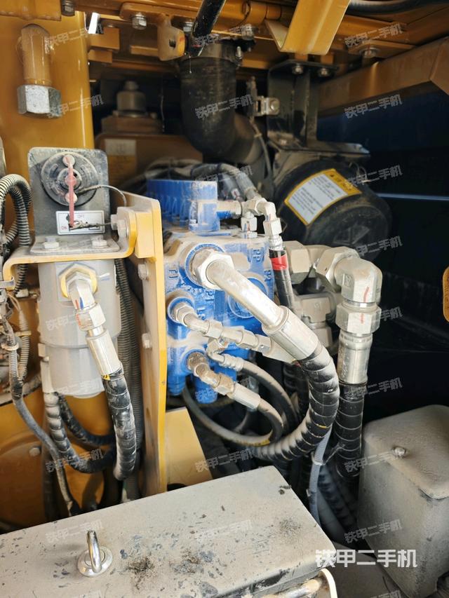 回轉(zhuǎn)馬達(dá)和主控閥（整機(jī)外觀(guān)）