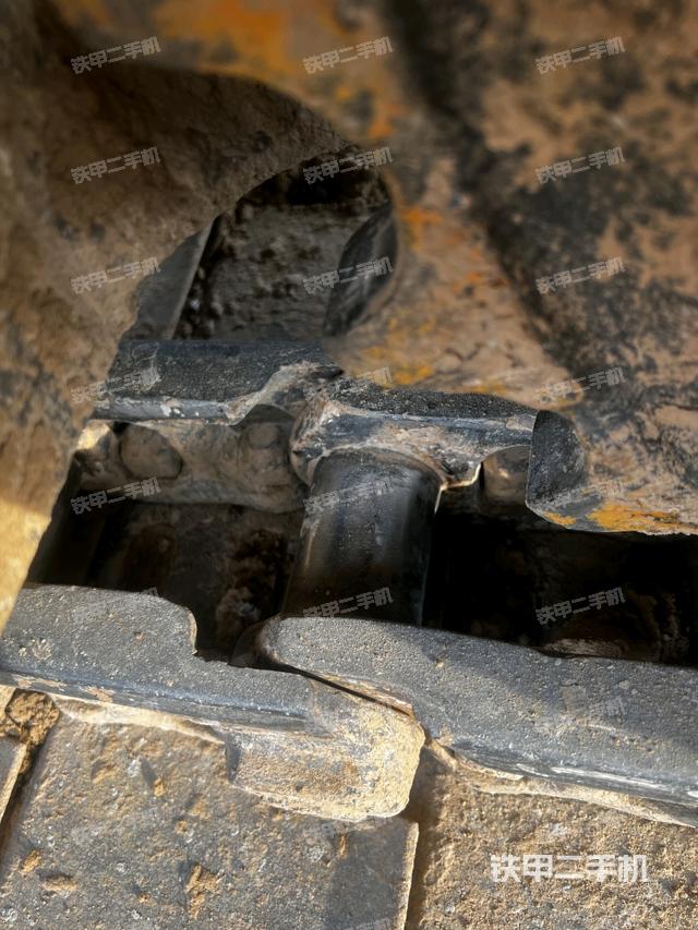 單側(cè)履帶整體(整機(jī)外觀) 單側(cè)履帶整體(整機(jī)外觀)