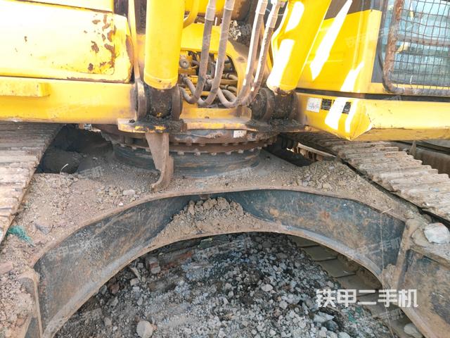 转盘和下车架正前(工作和回转装置) 转盘和下车架正前(工作和回转装置)