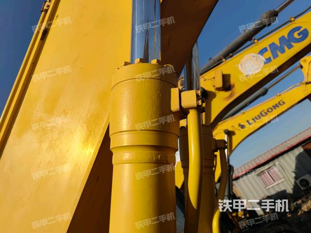 大臂油缸整体 竖拍(工作和回转装置) 大臂油缸整体 竖拍(工作和回转装置)