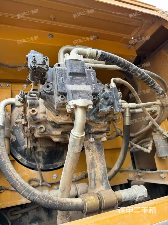 液壓泵艙室正面整體(整機(jī)外觀) 液壓泵艙室正面整體(整機(jī)外觀)