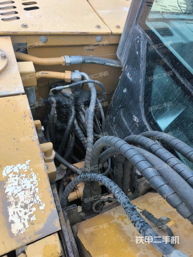 回轉(zhuǎn)馬達和主控閥(整機外觀) 回轉(zhuǎn)馬達和主控閥(整機外觀)