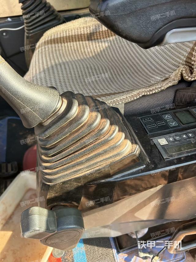 座椅右側(cè)控制臺/鑰匙門/油門/含右手柄（駕駛室部分）