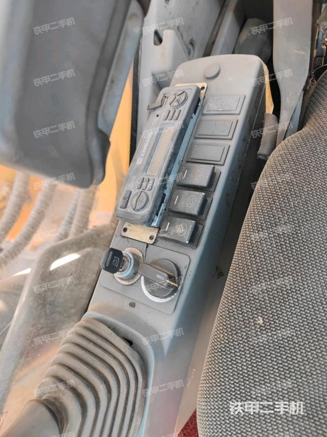 座椅左侧控制台/音响/含左手柄(驾驶室部分) 座椅左侧控制台/音响/含左手柄(驾驶室部分)