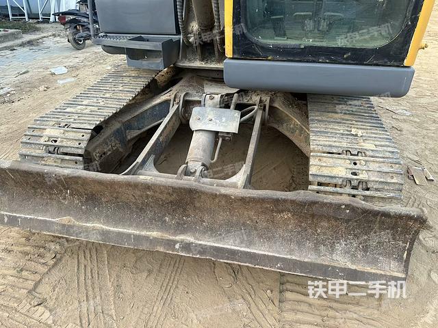 轉(zhuǎn)盤和下車架正前(工作和回轉(zhuǎn)裝置) 轉(zhuǎn)盤和下車架正前(工作和回轉(zhuǎn)裝置)