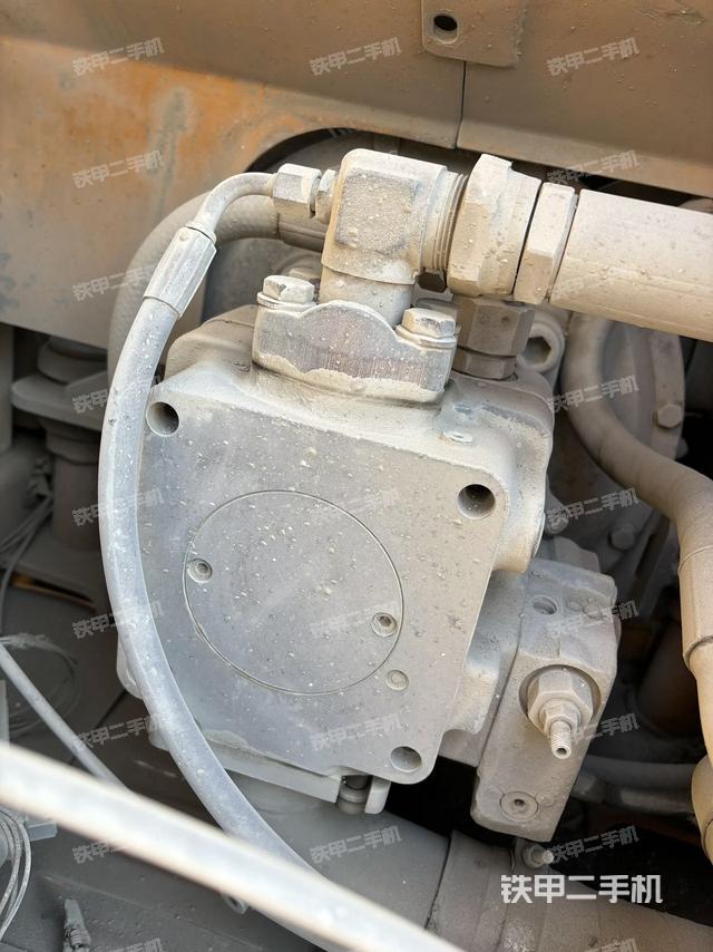 液壓泵艙室正面整體（整機外觀）