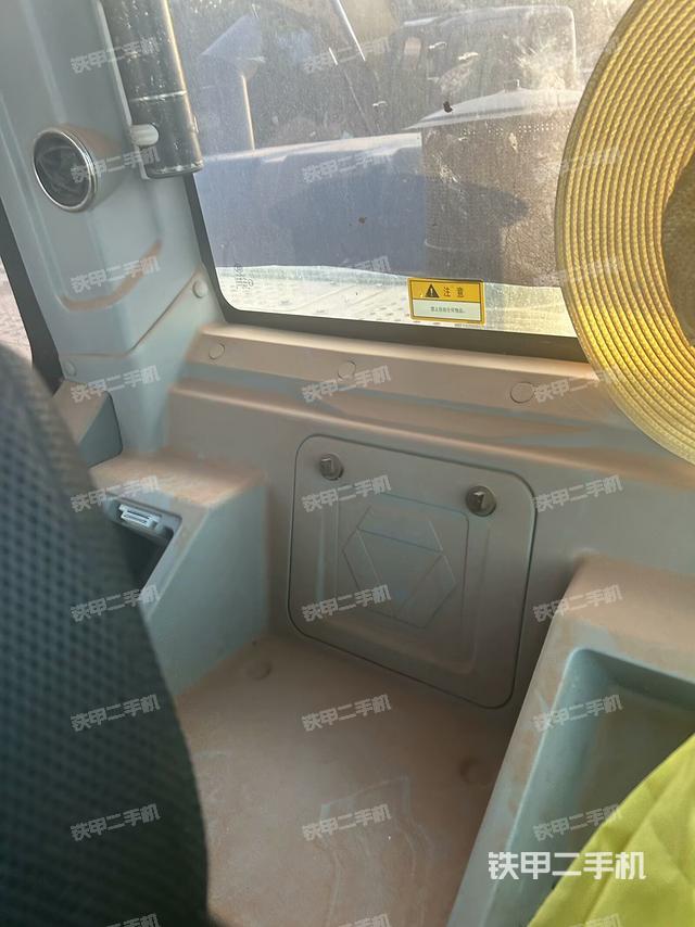 后窗玻璃角標（駕駛室部分）