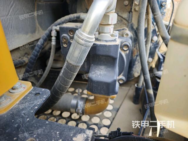 液壓泵艙室正面整體（整機(jī)外觀(guān)）