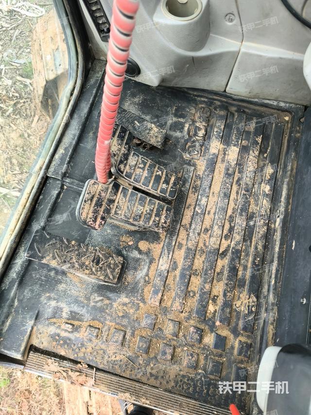 行走控制手柄和踏板?俯拍（駕駛室部分）