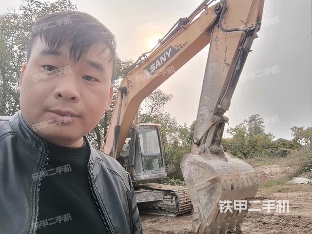 三一重工SY215C挖掘机的设备实拍-第1张实拍照片