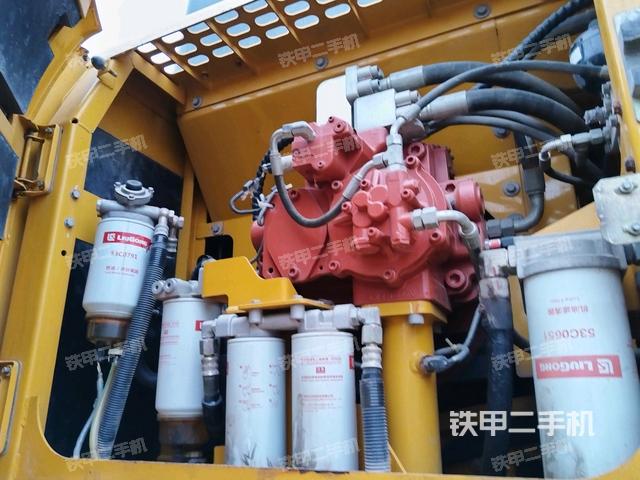 液壓泵艙室正面整體（整機外觀）