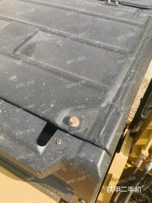 駕駛室頂部(整機(jī)外觀) 駕駛室頂部(整機(jī)外觀)