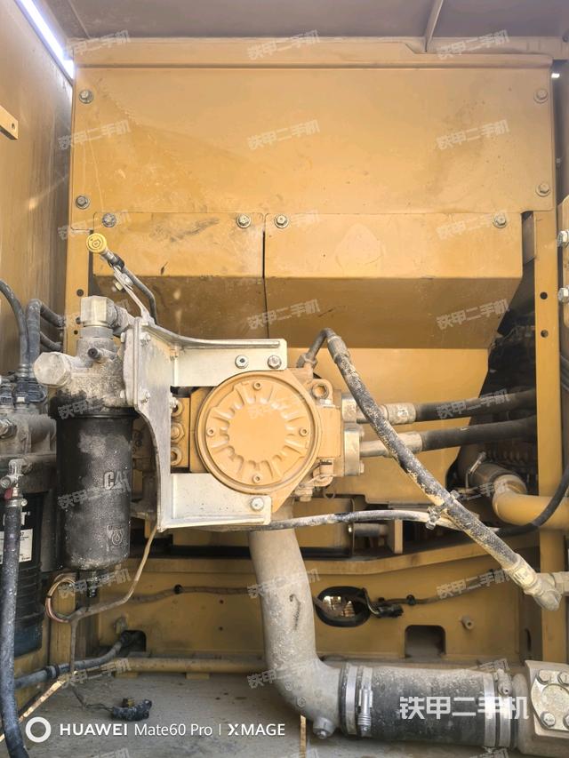 液壓泵艙室正面整體（整機外觀）