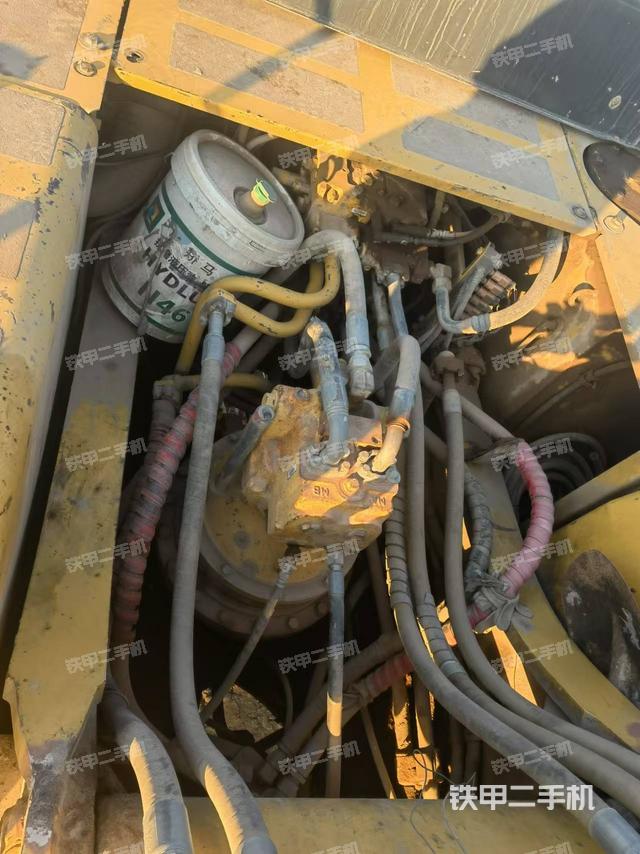 回轉(zhuǎn)馬達(dá)和主控閥（整機(jī)外觀）