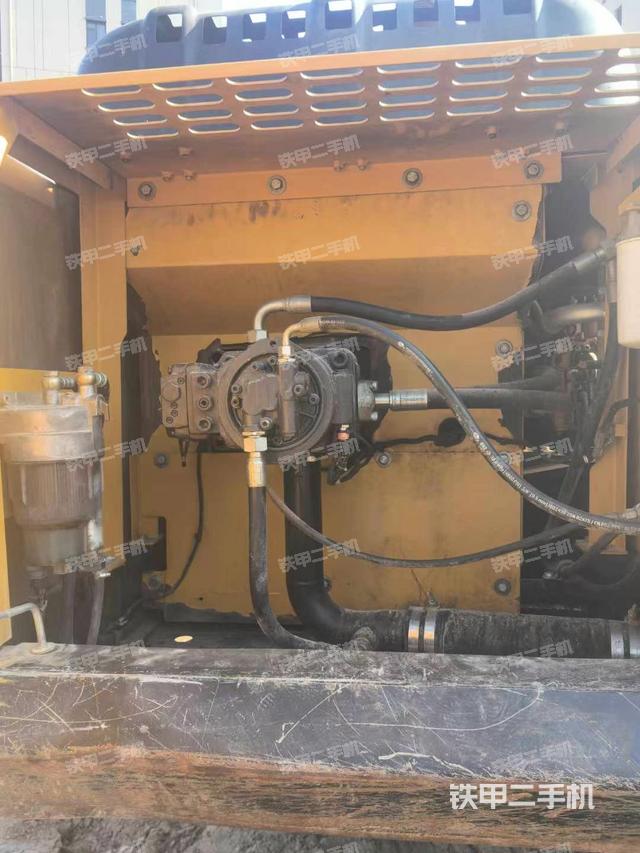 液壓泵艙室正面整體（整機外觀）