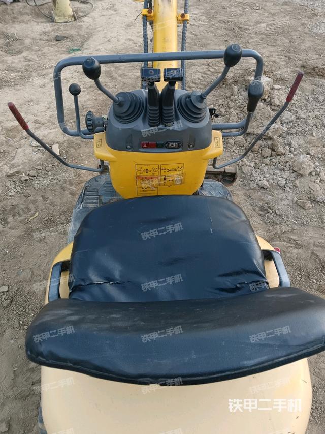 駕駛室頂部(整機(jī)外觀) 駕駛室頂部(整機(jī)外觀)