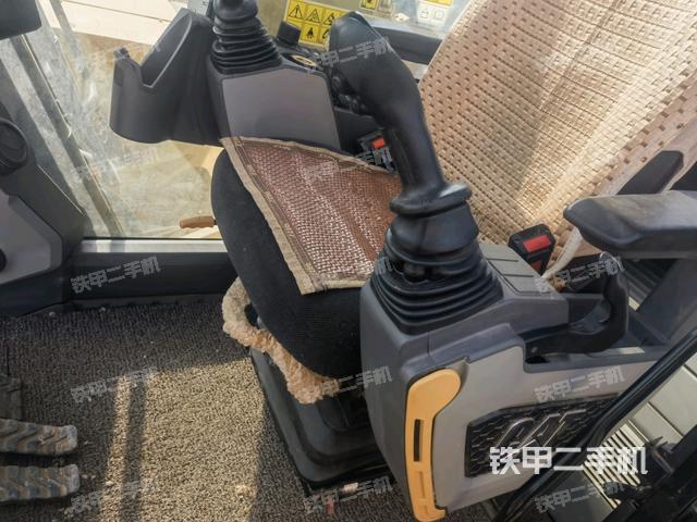 駕駛室整體(整機(jī)外觀) 駕駛室整體(整機(jī)外觀)