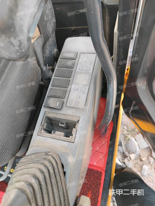 座椅右侧控制台/钥匙门/油门/含右手柄(驾驶室部分) 座椅右侧控制台/钥匙门/油门/含右手柄(驾驶室部分)