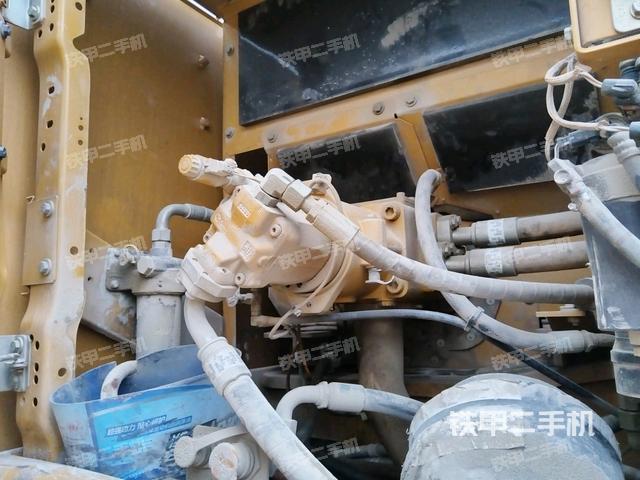 液壓泵艙室正面整體（整機外觀）