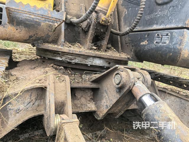轉(zhuǎn)盤(pán)和下車(chē)架正前(工作和回轉(zhuǎn)裝置) 轉(zhuǎn)盤(pán)和下車(chē)架正前(工作和回轉(zhuǎn)裝置)