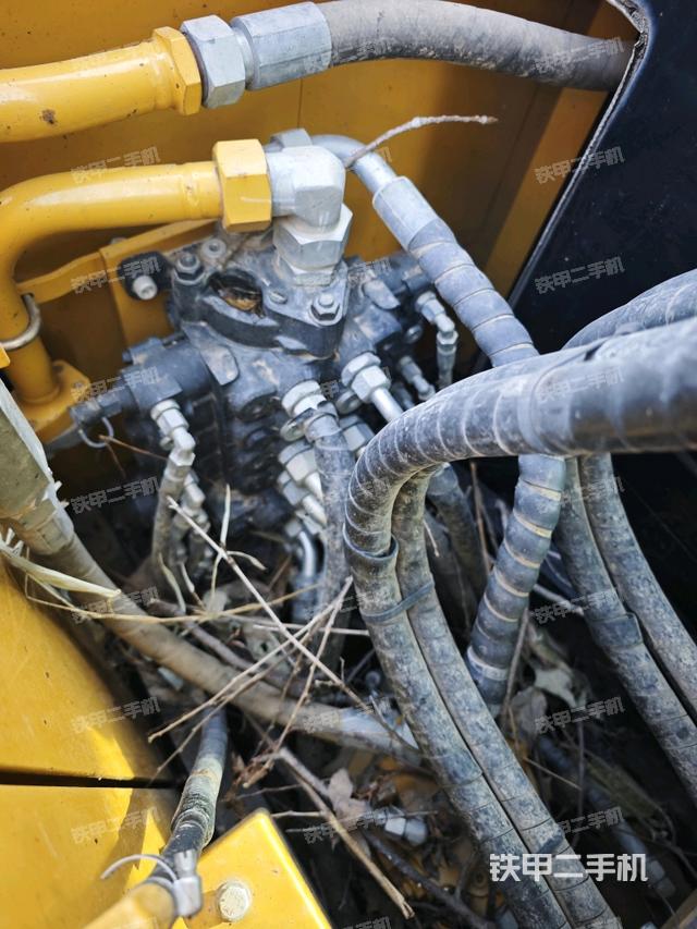 回轉(zhuǎn)馬達(dá)和主控閥（整機(jī)外觀）