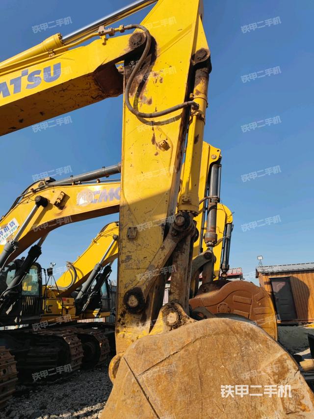 小臂整体左后(工作和回转装置) 小臂整体左后(工作和回转装置)