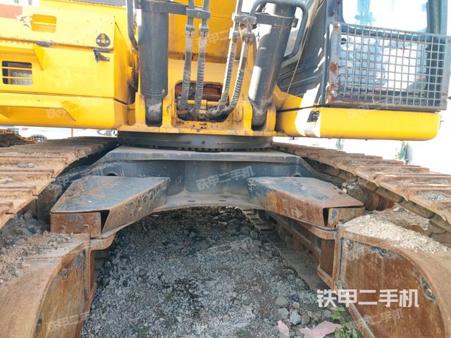 转盘和下车架正前(工作和回转装置) 转盘和下车架正前(工作和回转装置)