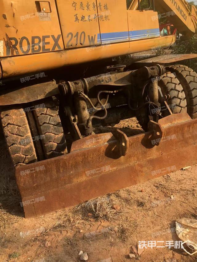 右驅(qū)動輪（行走機構(gòu)）