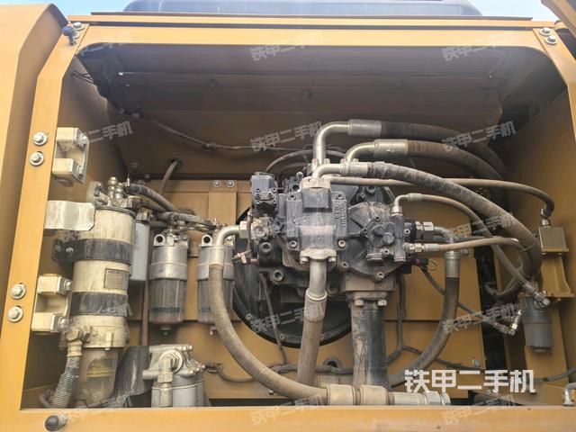 液壓泵艙室正面整體(整機(jī)外觀) 液壓泵艙室正面整體(整機(jī)外觀)