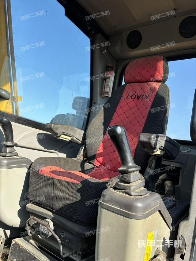 駕駛室頂部（整機外觀）