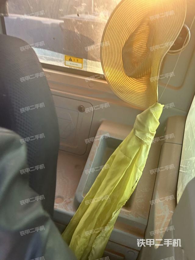 行走控制手柄和踏板?俯拍（駕駛室部分）