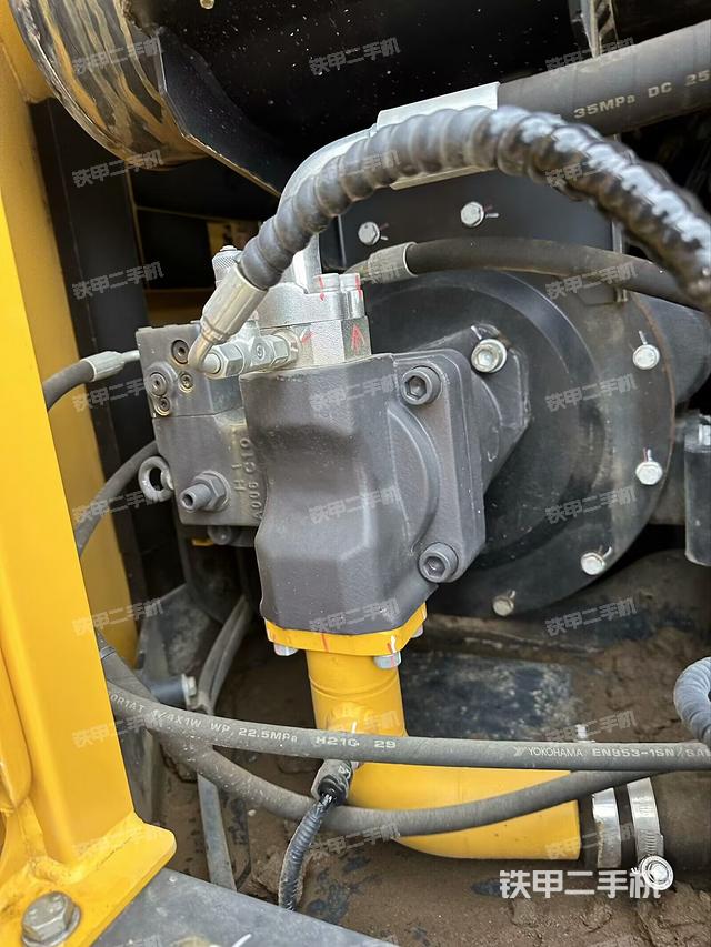 液壓泵艙室正面整體(整機(jī)外觀) 液壓泵艙室正面整體(整機(jī)外觀)