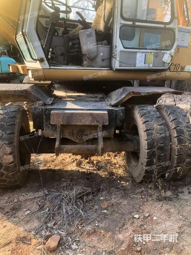 左驅(qū)動輪（行走機構(gòu)）