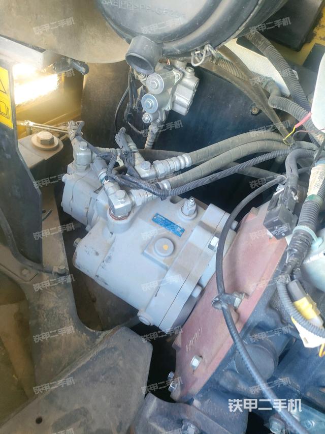 液壓泵艙室正面整體（整機外觀）