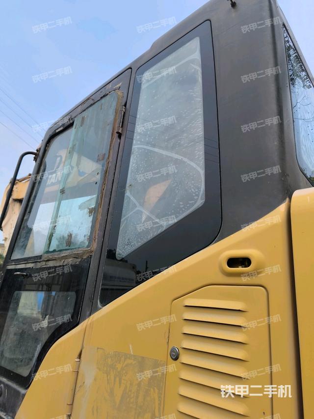 左后方玻璃角標（駕駛室部分）