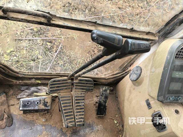 行走控制手柄和踏板?俯拍（駕駛室部分）