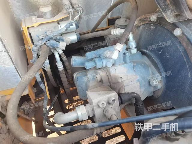 回轉馬達和主控閥(整機外觀) 回轉馬達和主控閥(整機外觀)