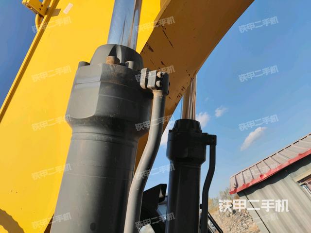 大臂油缸整体 竖拍(工作和回转装置) 大臂油缸整体 竖拍(工作和回转装置)