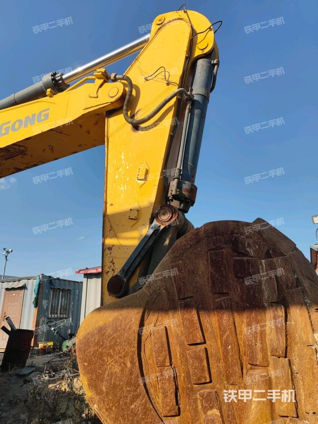 小臂整体左后(工作和回转装置) 小臂整体左后(工作和回转装置)