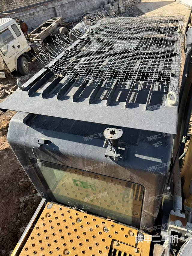 駕駛室頂部(整機(jī)外觀) 駕駛室頂部(整機(jī)外觀)