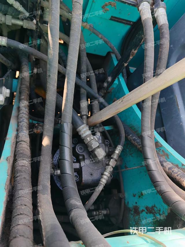 回轉(zhuǎn)馬達(dá)和主控閥（整機(jī)外觀）