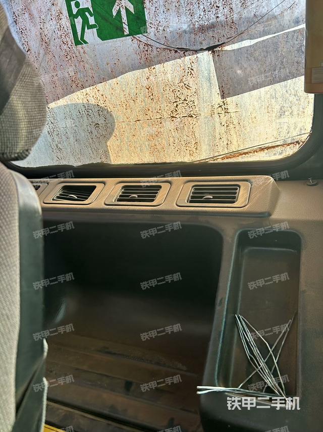 行走控制手柄和踏板?俯拍（駕駛室部分）