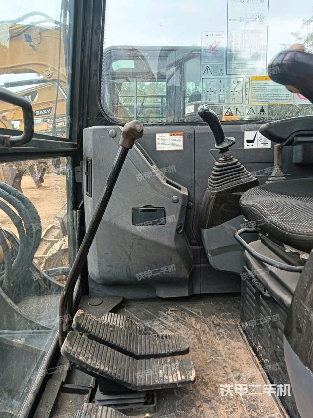 座椅右側控制臺/鑰匙門/油門/含右手柄（駕駛室部分）