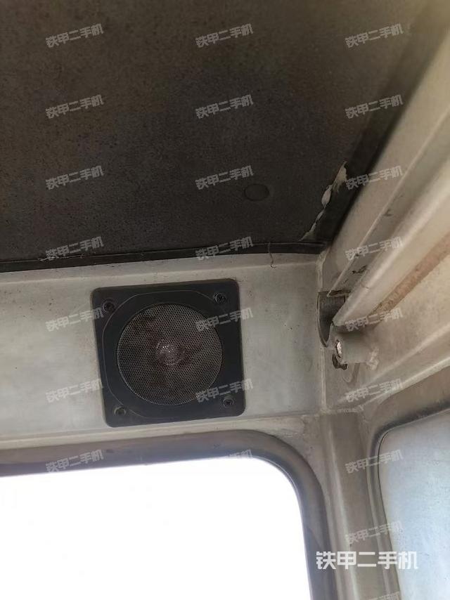 行走控制手柄和踏板?俯拍（駕駛室部分）