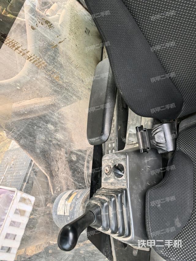 座椅右側(cè)控制臺(tái)/鑰匙門/油門/含右手柄（駕駛室部分）