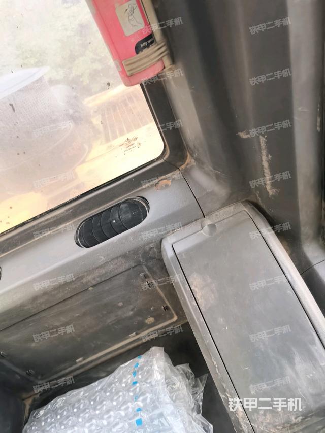 座椅右側(cè)控制臺(tái)/鑰匙門/油門/含右手柄（駕駛室部分）