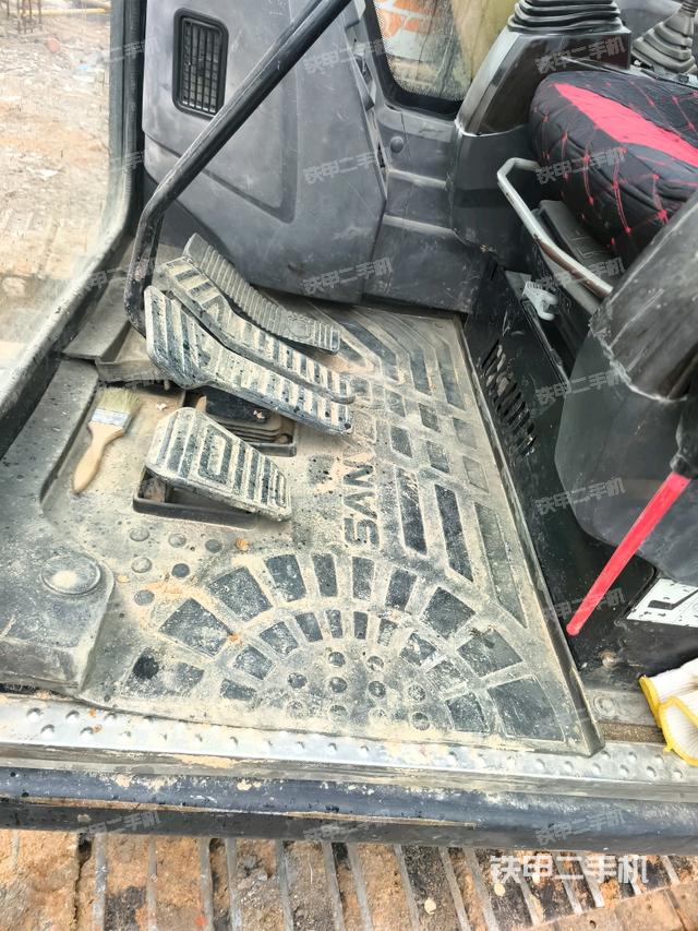 駕駛室整體(整機外觀) 駕駛室整體(整機外觀)