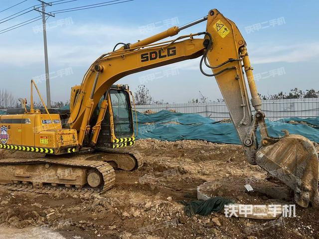 駕駛室頂部(整機(jī)外觀) 駕駛室頂部(整機(jī)外觀)