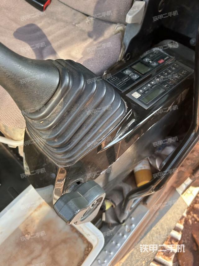 座椅右側(cè)控制臺(tái)/鑰匙門/油門/含右手柄（駕駛室部分）